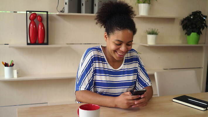 여자 행복 커피 비즈니스 텍스트 성공 부동산 노동자 세포 한명 미소 사람 성인 금융 스마트폰 핸드폰 사무실 검은색 터치 비즈니스우먼 메시지 중개인 스마트 바쁨 부름 다인종 전송 경영 문자메시지 진짜 터치스크린 4G 혼혈 4K MOV 해외동영상 클립영상 직업 1 감정 음료 컬러 컨셉 모션 표정 IT 인종 경제 전자제품 스마트기기 직장인 재산 다문화 동영상 파일형식