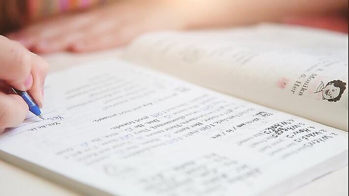 손 영어 교육 어린이 남학생 텍스트 교실 학교 탁자 수업 주택 앉기 책 학습 방 흰색 기록 연습 그림 개발 문해 MOV 해외동영상 클립영상 문자 학생 남자 컬러 가구 모션 사람 건물 신체부위 동영상 파일형식