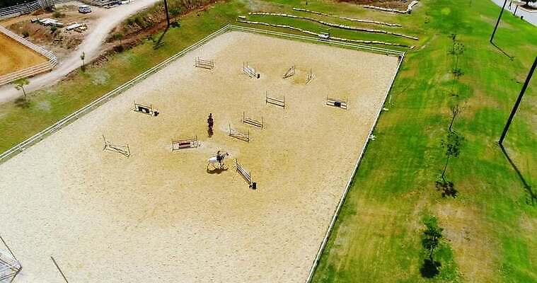 동물 라이프스타일 디자인 야생동물 스포츠 건축양식 포유류 자연 부동산 주택 사람없음 야외 가로 울타리 운동 농가 농경지 가축 목장 시골 황무지 승마 재산 카우보이 승차 큼 옥상 갑판 기수 외양간 되감기 라이더 서쪽 오지 조감도 차고 4K MOV 해외동영상 클립영상 건축 배_교통 모션 건강 건물 생활 금융 담장 농장 크기 방향 생태계 동영상 파일형식