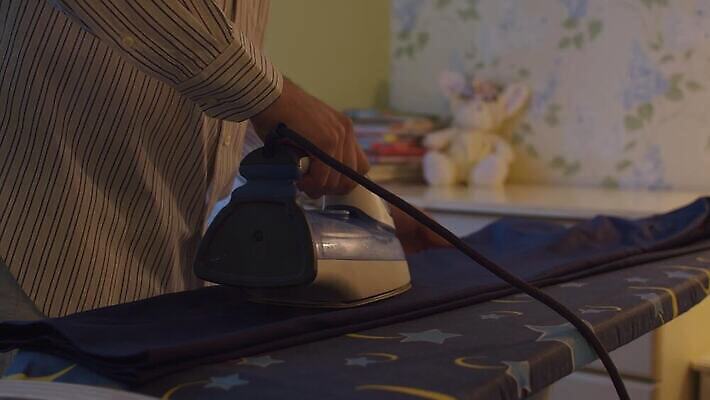 백인 라이프스타일 옷 남자 가사 바지 가정 아침 주택 실내 관리 사람 정장 성인 내부 일상 방 장비 작업 뜨거움 닫기 철 다리미질 4K MP4 해외동영상 클립영상 주간 서양인 모션 하의 건물 라이프 생활 동영상 파일형식