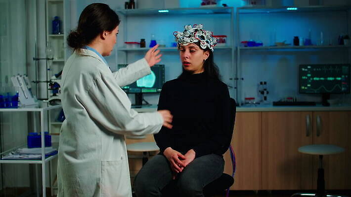 과학 건강 병원 실험 스터디 컴퓨터 알약 약 머리 디지털 스크린 헤드폰 기계 장비 환자 의사 정보 마음 네트워크 엔지니어 실험실 질병 연구원 과학자 분석 뇌 시설 하이테크 조절 개발 스캐너 4K MOV 해외동영상 클립영상 직업 음향기기 컨셉 의학 기술 신체부위 전자제품 학습 의료진 기술자 동영상 학자 파일형식