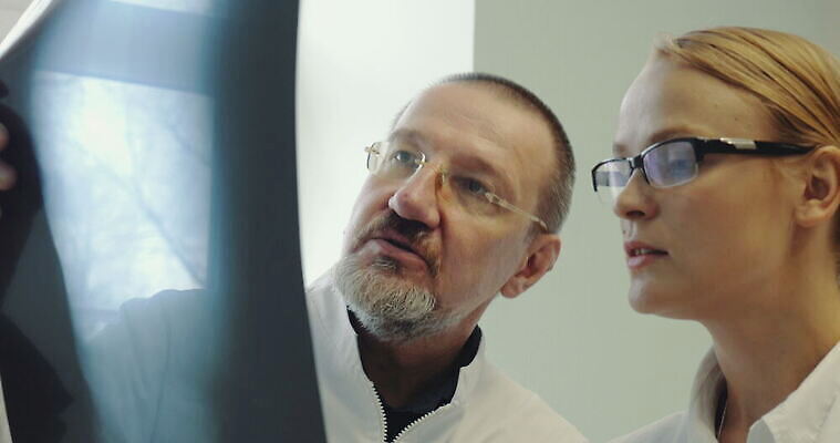 백인 직업 여자 남자 안경 2 엑스레이 실내 건강 병원 사람 성인 치료 약 고통 환자 의사 흰색 업무 씻기 질병 토론 손목시계 동료 돌봄 4K MOV 해외동영상 클립영상 서양인 잡화 감정 시계 컬러 장신구 의학 관계 모션 내부 청결 의료진 작업 동영상 파일형식