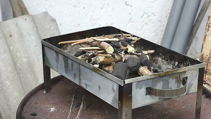 산업 백그라운드 가족 자연 불꽃 사람없음 여름 소풍 파티 식당 검은색 힘 에너지 뜨거움 연기 그릴 위험 장작 모닥불 철 연료 숯 고립 뒤뜰 석탄 옛날 재 철강 비어있는 MOV 해외동영상 클립영상 계절 컬러 컨셉 관계 주방용품 불 이벤트 야외활동 상점 생태계 동영상 파일형식