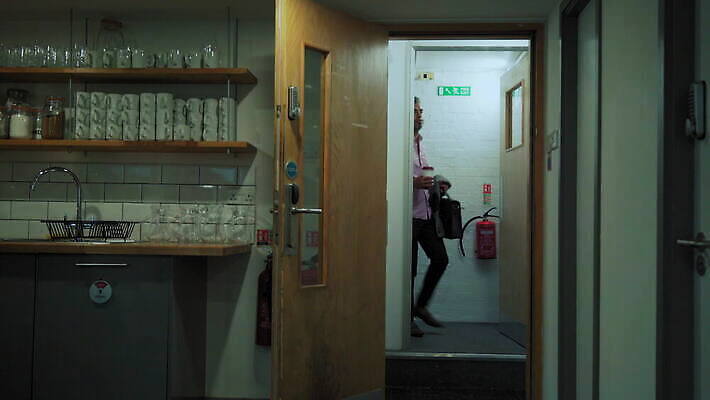 남자 중년 가구 의자 서류가방 사업가 잉글랜드 실내 작업복 한명 컵 인테리어 걷기 잡기 비즈니스맨 런던 4K 트래킹숏 MOV 해외동영상 클립영상 직업 1 식기 디자인 옷 생활용품 가방 비즈니스 모션 영국 촬영기법 사람 성인 내부 직장인 동영상 파일형식