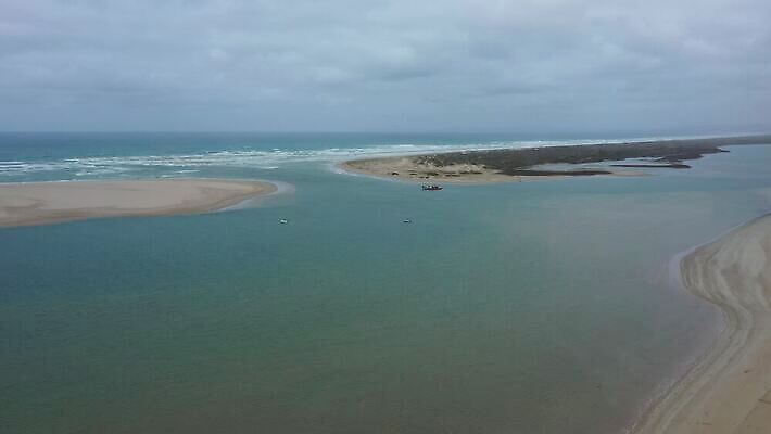 구름 모래 파도 바다 여행 자연 하늘 안테나 풍경 사람없음 야외 초록색 물 파란색 강 갈색 환경 보트 콘센트 호주 전기에너지 땅 동영상 드론 주입구 해일 4K MP4 해외동영상 클립영상 자연요소 컬러 배_교통 통신 에너지 오세아니아 자연재해 생태계 파일형식