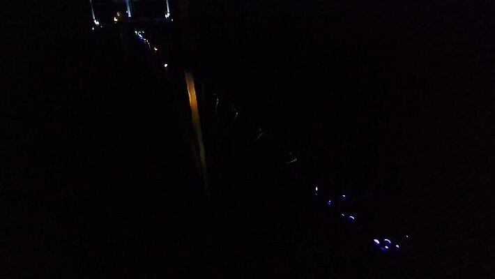 유럽 아시아 바다 여행 건축양식 전등 조명 한국 동양인 풍경 사람없음 건물 물 도시풍경 반사 여행객 탑 항구 고층빌딩 새벽 도시 만 보트 도심 야간 저녁 장면 스카이라인 석호 빛망울 랜드마크 MOV 해외동영상 클립영상 자연요소 건축물 건축 나라 배_교통 교통시설 사람 인종 빌딩 빛 동영상 파일형식