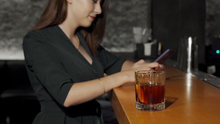 라이프스타일 여자 행복 문화 음료 인터넷 통신 유리 모바일 휴가 세포 실내 한명 이벤트 성인 스마트폰 핸드폰 청춘 파티 유행 활발 카페 축하 알코올 칵테일 바 메시지 어플리케이션 무선전화기 스마트 클럽 온라인 소셜 유흥 4K MOV 해외동영상 클립영상 1 감정 컨셉 재질 주류 사람 내부 생활 전자제품 스마트기기 상점 전화기 동영상 파일형식