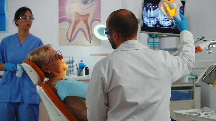 직업 건강 치과 병원 말하기 대화 치료 약 장비 환자 의사 기구 램프 입 치아 치과의사 외과 치아교정 치통 4K 구강학 MOV 해외동영상 클립영상 의학 모션 조명 신체부위 의료진 소화기관 질병 교정 동영상 파일형식