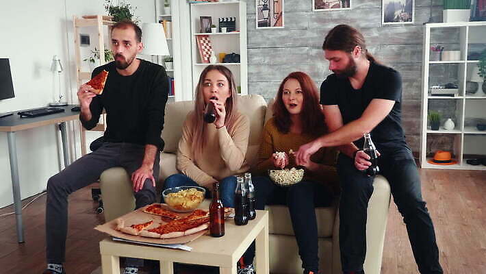 백인 행복 스포츠 응원 주택 함께함 사람 앉기 경기 친구 소파 축구 텔레비전 마시기 게임 축하 관찰 우승 팬 그룹 던지기 손목시계 흥분 팝콘 점수 골 지원 필승 4K MOV 해외동영상 클립영상 서양인 감정 시계 컨셉 의자 장신구 관계 모션 놀이 건물 전자제품 구기 최고 동영상 파일형식