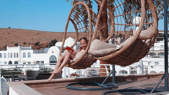 디자인 응시 의자 호텔 모바일 휴가 휴식 주택 매달리기 한명 사람 앉기 야외 내부 목재 10대 스마트폰 핸드폰 뷰티 정원 맑음 활발 그네 휴양지 주말 해먹 등나무 안락 MOV 해외동영상 클립영상 나무 1 시선 가구 컨셉 재료 모션 청소년 숙소 날씨 건물 전자제품 스마트기기 장소 침대 동영상 파일형식