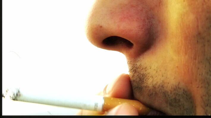 남자 얼굴 스트레스 흡연 담배 건강 성인 사람없음 옆모습 약 건강관리 회색 안개 마시기 죽음 연기 호흡 질병 위험 담배꽁초 암 중독 연소 니코틴 뿌연 에어로졸 정신과의사 해골모형 흡연자 남자한명만 남용 중독자 MOV 해외동영상 클립영상 뷰포인트 컬러 컨셉 의학 모션 날씨 관리 사람 신체부위 모형 의사 동영상 남자만 파일형식