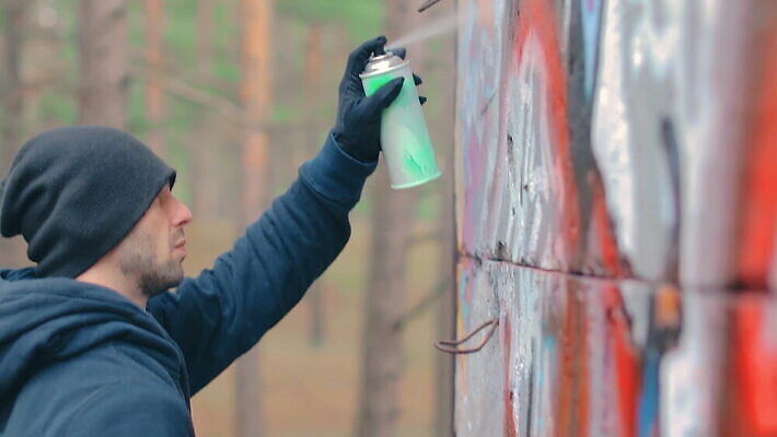남자 벽 거리 한명 사람 청년 야외 페인트 손상 자유 도시 범죄 그래피티 그림 스프레이 화가 분무기 에어로졸 항의 MOV 해외동영상 클립영상 직업 1 컨셉 성인 낙서 동영상 파일형식