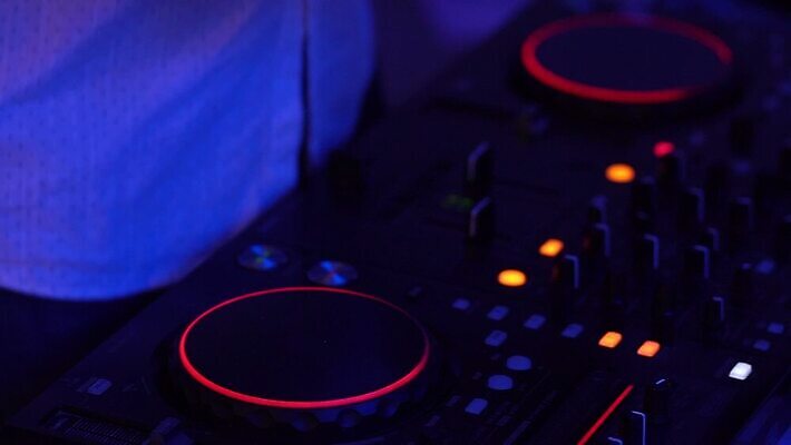 직업 라이프스타일 음악 음향기기 백그라운드 탁자 관리 손잡이 사람없음 빛 파티 소리 음악가 장비 무대 춤 디스크 판넬 분위기 역 혼합 믹서 DJ 클럽 디스코 전자 쇼 오디오 위로 마이애미 뮤지컬 제어 플레이어 유흥 MOV 해외동영상 클립영상 가구 컨셉 교통시설 문화예술 이벤트 생활 전자제품 질병 동영상 파일형식