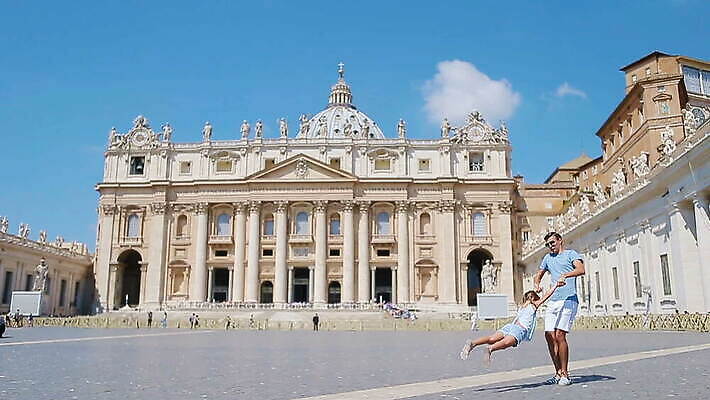 백인 라이프스타일 행복 유럽 종교 여행 건축양식 가족 휴가 사람 두명 건물 성당 교회 여행객 카메라 이탈리아 골동품 도시 역사 아빠 셀프카메라 로마 검색 그림 휴양지 정사각형 방문 랜드마크 로마인 바실리카 소셜네트워크 원형극장 MOV 해외동영상 사도궁 클립영상 도형 서양인 건축물 건축 감정 나라 관계 종교건축 인종 생활 전자제품 사진촬영 궁전 장소 극장 동영상 바티칸 파일형식