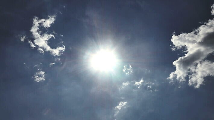 구름 컬러 백그라운드 자연 하늘 날씨 풍경 사람없음 야외 가로 여름 파란색 빛 햇빛 태양 우주 환경 흰색 전원 분위기 장면 천국 솜털 스카이라인 내추럴 오존 적란운 천창 유일 타임랩스 MOV 해외동영상 클립영상 자연요소 계절 컨셉 촬영기법 전기에너지 생태계 동영상 파일형식 구름_자연