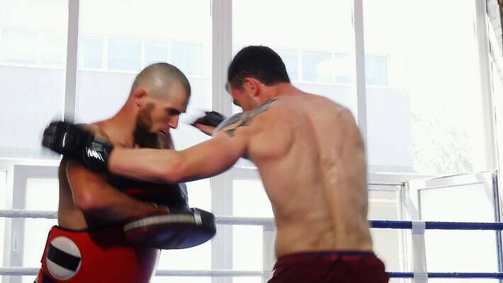 직업 라이프스타일 남자 스포츠 신체 건강 두명 운동 힘 권투 펀치 폭력 결심 보디빌딩 연습 준비 체육관 싸움 근육질 운동가 챔피언 자극 종합격투기 4K MOV 해외동영상 클립영상 컨셉 모션 근육 사람 생활 헬스 격투기 사회이슈 몸매 동영상 파일형식