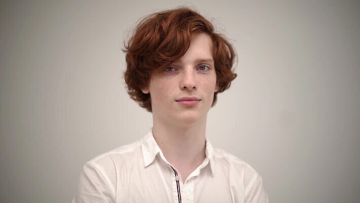 백인 모델 1 학생 헤어스타일 남자 행복 감정 얼굴 포즈 백그라운드 생각 실내 한명 미소 사람 소년 성인 청춘 머리 유행 표현 화려 우아함 이발 성실 생강 고립 혼자 스타일 깜빡이다 MP4 해외동영상 슬로모션 클립영상 서양인 어린이 컨셉 채소 촬영기법 표정 내부 신체부위 동영상 파일형식