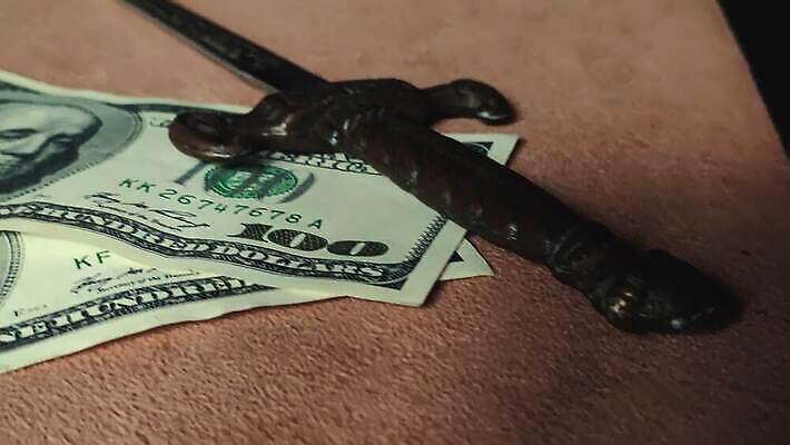 손 응시 행복 백그라운드 지폐 돈 비즈니스 탁자 성공 앉기 사람없음 내부 금융 달러 검은색 이탈리아 거래 잡기 비즈니스맨 범죄 재산 떨어짐 주기 복고 뇌물 단검 깡패 고립 마피아 불법 승자 옛날 많음 4K MP4 해외동영상 클립영상 시선 남자 감정 유럽 무기 컬러 가구 컨셉 모션 신체부위 경제 직장인 검 동영상 파일형식