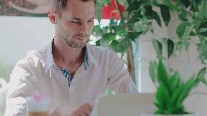 백인 남자 감정 커피 인터넷 비즈니스 모바일 휴식 직장 실내 한명 사람 컴퓨터 태블릿 알약 스크린 놀람 카페 터치 흰색 타이핑 작업 비즈니스맨 고객 호기심 단절 터치스크린 MOV 해외동영상 클립영상 서양인 1 음료 컬러 컨셉 회사 표정 내부 전자제품 스마트기기 약 상점 직장인 동영상 파일형식