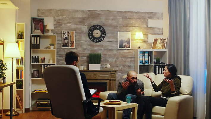 백인 직업 커플 여자 남자 지도 가족 관계 결혼식 남편 스트레스 대화 사람 앉기 성인 소파 사무실 외침 모임 분노 아내 충돌 상담 싸움 문제 곤란 정신과의사 치료사 헬프 심리치료 4K MOV 해외동영상 클립영상 서양인 감정 결혼 의자 비즈니스 모션 말하기 치료 소리 의사 도움 동영상 심리 파일형식