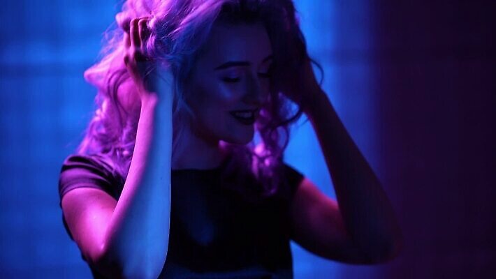 모델 디자인 분홍색 컬러 컨셉 실내 관리 미술 한명 파란색 빛 컬러풀 금발 파티 유행 페인트 춤 제비꽃 흥분 디스코 네온 창백 MP4 해외동영상 클립영상 1 헤어스타일 꽃 감정 음악 문화예술 사람 이벤트 내부 동영상 파일형식