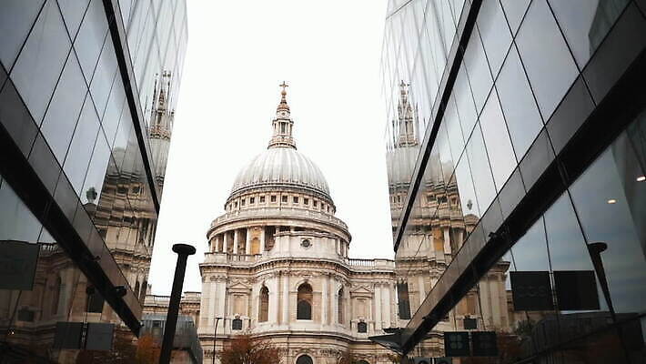 나무 영어 외관 유럽 종교 여행 건축양식 창문 유리 하늘 영국 잉글랜드 사람없음 건물 파란색 뷰티 반사 성당 교회 도시 역사 저녁 런던 동영상 천연기념물 랜드마크 수도권 숭배 MOV 해외동영상 클립영상 식물 문자 건축물 건축 나라 컬러 종교건축 재질 야간 지역 파일형식