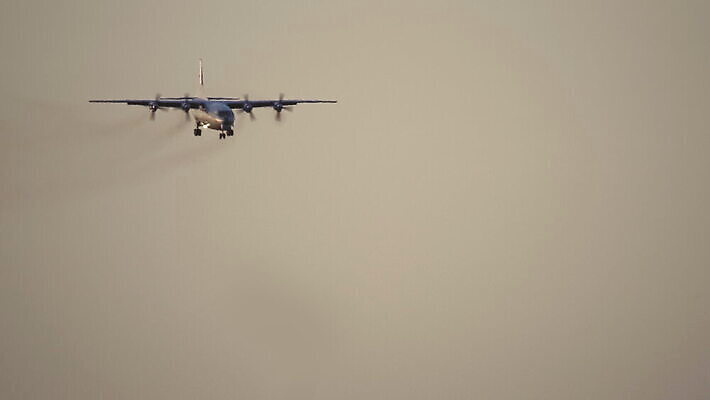 산업 날개 교통시설 자국 하늘 비행기 사람없음 야외 힘 화물 비행 공항 파일럿 공군 도착 항공 군용 프로펠러 싸움 전쟁 제트기 육군 엔진 기어 대패 착륙 접근 4K MOV 해외동영상 클립영상 직업 교통 항공교통 모션 대중교통 군대 운송업 시설 동영상 파일형식