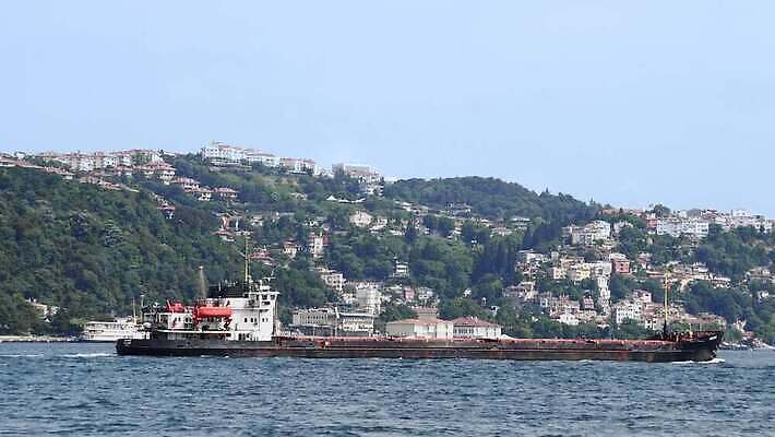 외관 유럽 아시아 문화 바다 여행 비즈니스 건축양식 교통시설 하늘 주택 이스탄불 동양인 풍경 사람없음 건물 물 여름 파란색 도시풍경 탑 검은색 화물 도시 보트 도심 타운 스카이라인 칠면조 랜드마크 보스포루스 옛날 콘스탄티노플 4K MP4 튀르키예 해외동영상 클립영상 자연요소 건축물 계절 건축 나라 컬러 교통 조류 인종 운송업 배 시설 동영상 선박 파일형식