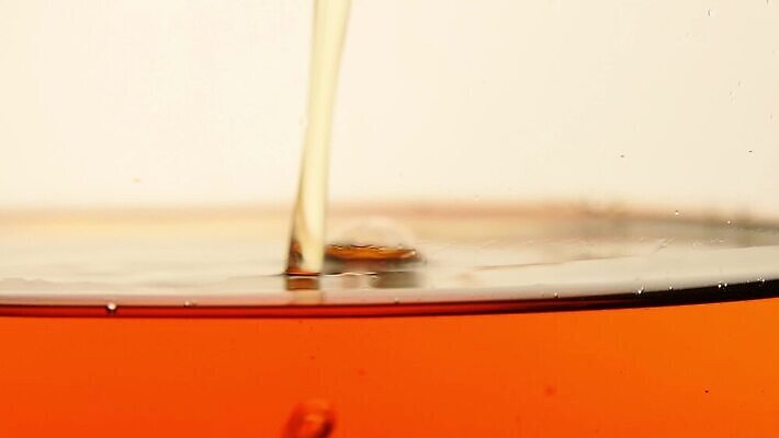 음료 백그라운드 모션 유리 표면 사람없음 옆모습 컵 빨간색 물 검은색 주스 흐름 신선 시간 뜨거움 항아리 액체 개울 붓기 닫기 차 냄비 컨테이너 찻주전자 가득함 준비 회전 함선 각도 부드러움 느림 양조 투입 MOV 해외동영상 클립영상 자연요소 식기 산업 뷰포인트 컬러 컨셉 배_교통 재질 주전자 강 도자기 감각 솥 동영상 파일형식