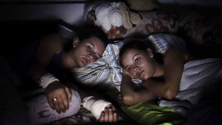 백인 라이프스타일 여자 남자 행복 아파트 주택 함께함 실내 3 웃음 사람 앉기 20대 내부 친구 소파 파티 텔레비전 어둠 우정 방 관찰 그룹 야간 저녁 영화관 먹기 필름 영화 팝콘 리빙 4K MOV 해외동영상 클립영상 자연요소 서양인 감정 컨셉 의자 관계 모션 문화예술 표정 이벤트 청년 건물 생활 전자제품 극장 동영상 파일형식