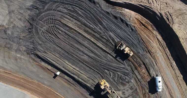 산업 포장 부동산 추상 안테나 사람없음 건물 건설현장 트럭 땅 머리위 먼지 항공촬영 개발 채점 4K MP4 해외동영상 클립영상 건축물 뷰포인트 무늬 통신 자동차 건설업 재산 성적 동영상 파일형식