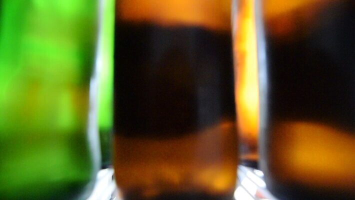 1 라이프스타일 남자 음료 태국 유리 선반 주택 맥주 주류 실내 한명 사람 성인 가로 초록색 주방 얼음 기계 추위 마시기 알코올 신선 잡기 바 오픈 액체 시원함 상쾌 냉장고 중독 냉각기 냉동고 해로움 MOV 해외동영상 클립영상 자연요소 감정 아시아 컬러 가구 컨셉 모션 재질 내부 건물 생활 가전제품 동영상 파일형식