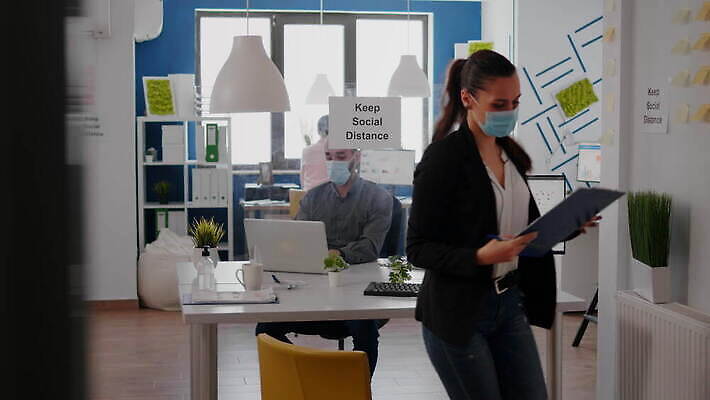 얼굴 회사 비즈니스 노동자 거리 직장 건강 가면 안전 사람 성인 사람없음 사무실 머리 시험 업무 열 바이러스 보호 질병 온도계 체온계 측정 확인 예방 감염 전염 온도 이마 적외선 전염병 코로나바이러스 뉴노멀 4K MOV 해외동영상 클립영상 직업 교육 컨셉 의학 신체부위 경제 작업 동영상 파일형식