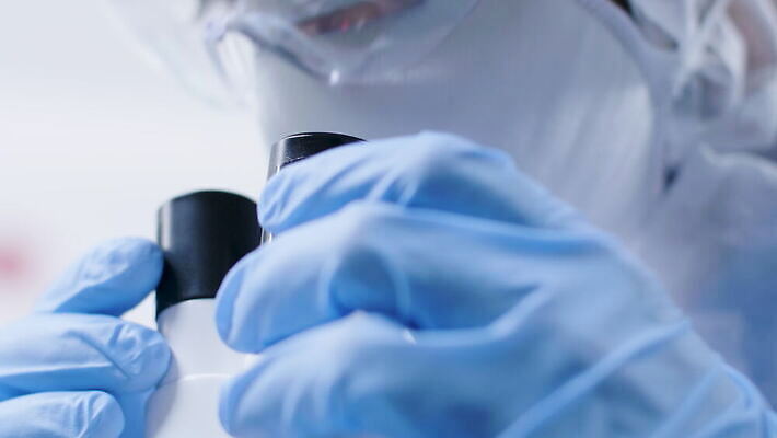 직업 남자 산업 컬러 과학 건강 현미경 실험 작업복 가면 사람없음 스터디 컴퓨터 약 3D 스크린 장비 의사 코트 램프 작업 액체 기술자 실험실 결과 질병 DNA 연구원 과학자 뇌 생물학 비커 튜브 발견 조제 돌봄 화학자 4K MOV 해외동영상 클립영상 옷 교육 컨셉 의학 모션 조명 실험기구 사람 전자제품 학습 외투 의료진 생명공학 디지털합성 만들기 동영상 학자 파일형식