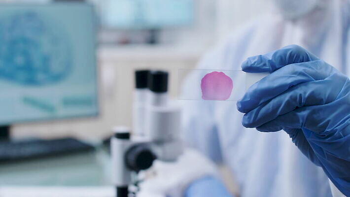 직업 남자 산업 컬러 과학 건강 현미경 실험 작업복 가면 사람없음 스터디 컴퓨터 약 3D 스크린 장비 의사 코트 램프 작업 액체 기술자 실험실 결과 질병 DNA 연구원 과학자 뇌 생물학 비커 튜브 발견 조제 돌봄 화학자 4K MOV 해외동영상 클립영상 옷 교육 컨셉 의학 모션 조명 실험기구 사람 전자제품 학습 외투 의료진 생명공학 디지털합성 만들기 동영상 학자 파일형식