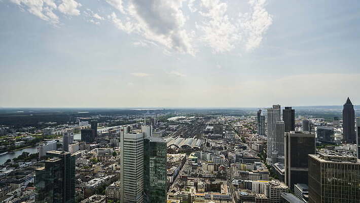 구름 유럽 여행 비즈니스 건축양식 하늘 거리 독일 안테나 파노라마 풍경 사람없음 건물 여름 금융 파란색 빛 강 도시풍경 사무실 탑 고층빌딩 일몰 도시 센터 재산 도심 저녁 큼 메인 지역 타운 스카이라인 항공촬영 랜드마크 진짜 프랑크푸르트 4K MOV 해외동영상 클립영상 자연요소 건축물 계절 건축 나라 뷰포인트 컬러 통신 촬영기법 빌딩 경제 노을 야간 크기 동영상 파일형식