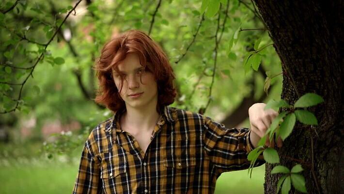 백인 모델 1 학생 라이프스타일 응시 옷 공원 남자 유럽 포즈 셔츠 바람 한명 사람 소년 성인 야외 10대 유행 도시 시원함 불기 생강 몽상가 스타일 힙스터 MP4 해외동영상 클립영상 자연요소 서양인 시선 공공시설 패션 나라 어린이 상의 채소 모션 청소년 날씨 생활 동영상 파일형식