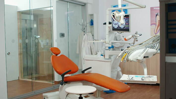 직업 얼굴 컨셉 치과 병원 작업복 말하기 가면 정장 약 장비 환자 의사 입 바이러스 치아 보호 보호장비 치과의사 예방 방패 위생관리 치아교정 코로나바이러스 뉴노멀 4K 구강학 MOV 해외동영상 클립영상 옷 의학 모션 관리 신체부위 경제 의료진 소화기관 교정 동영상 파일형식