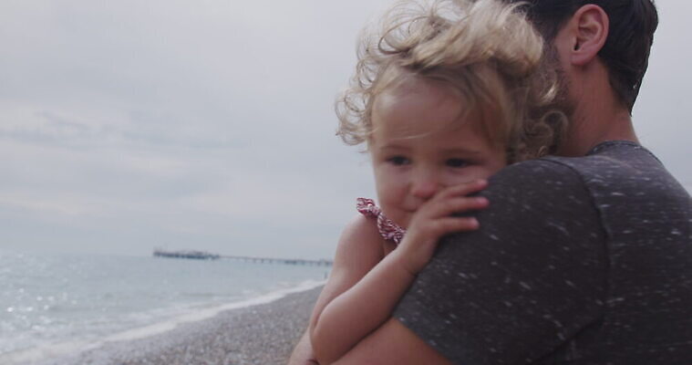 여자 남자 딸 바다 가족 포옹 엄마 남편 휴가 영국 함께함 서기 야외 세명 부모 햇빛 조약돌 아내 아빠 적재 서식스 4K MOV 해외동영상 클립영상 유럽 컨셉 관계 안기 모션 사람 태양 돌_바위 동영상 파일형식