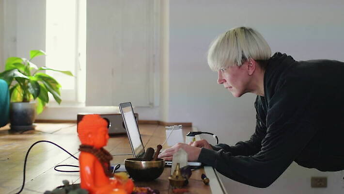 백인 통신 무선통신 짧은머리 실내 한명 금발 이탈리아 작업 집중 책상 밀라노 중소기업 4K MOV 해외동영상 클립영상 서양인 1 헤어스타일 유럽 가구 컨셉 회사 사람 내부 동영상 파일형식