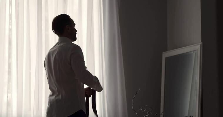 라이프스타일 응시 남자 무기 셔츠 넥타이 한명 서기 미소 사람 유행 흰색 표현 비즈니스맨 고급 근육질 심플 긍정 스타일 표현성 4K MP4 해외동영상 클립영상 1 시선 잡화 컬러 컨셉 상의 비즈니스 모션 근육 표정 생활 직장인 몸매 동영상 파일형식