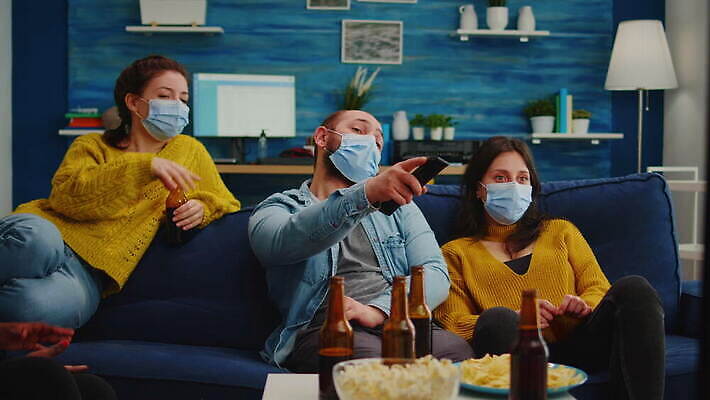 응시 행복 거실 아파트 주택 맥주 대화 가면 마스크 미소 사람없음 친구 소파 글로벌 파티 검은색 텔레비전 우정 펼침 마시기 바이러스 보호 예방 건배 번짐 다인종 섞기 소셜 코로나바이러스 사교적 뉴노멀 4K MOV 해외동영상 클립영상 시선 감정 컬러 컨셉 의자 관계 모션 주류 표정 말하기 인종 이벤트 건물 경제 전자제품 동영상 파일형식 효과