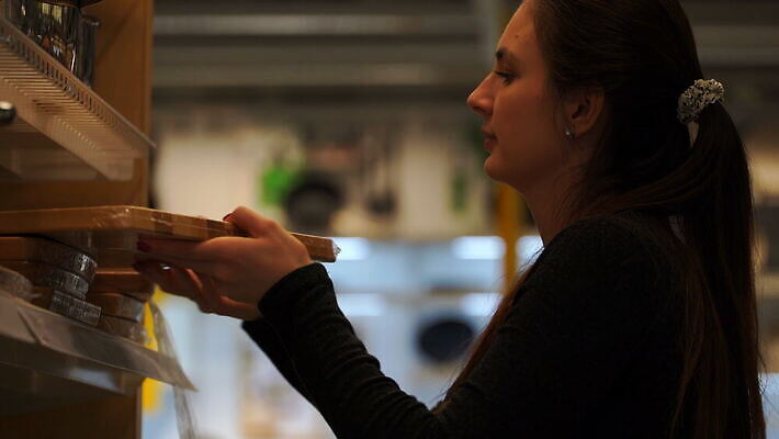 학생 라이프스타일 여자 백그라운드 가정 자연 표면 요리 한명 성인 목재 갈색 상점 주방 공구 선택 널 구매 자르기 천 오브젝트 내추럴 수공예품 중고 4K MOV 해외동영상 클립영상 나무 1 컬러 컨셉 재료 모션 사람 생활 쇼핑 도구 직물 공예품 생태계 동영상 파일형식