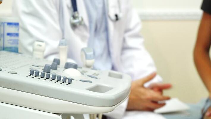 라이프스타일 벽 컬러 셔츠 상의 티셔츠 의자 탁자 수염 엑스레이 건강 대화 앉기 두명 컴퓨터 금발 사무실 알약 약 환자 의사 흰색 청바지 키보드 가운 질병 피부 추천 방문 문제 돌봄 심각 조언 치료사 4K MOV 해외동영상 클립영상 직업 헤어스타일 옷 가구 컨셉 비즈니스 바지 의학 모션 말하기 사람 생활 신체부위 전자제품 의료진 동영상 파일형식