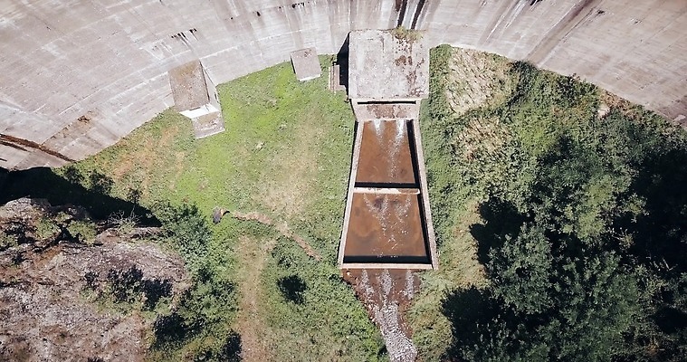 산업 호수 여행 건축양식 자연 하늘 산 안테나 풍경 사람없음 야외 물 강 환경 골짜기 힘 흐름 발전기 에너지 저수지 역 댐 아치 장면 애리조나 공학 세대 개발 랜드마크 수력발전 콘크리트 콜로라도 4K MP4 해외동영상 클립영상 자연요소 공공시설 교육 건축 컨셉 통신 교통시설 미국 발전소 발전 생태계 동영상 수력에너지 파일형식