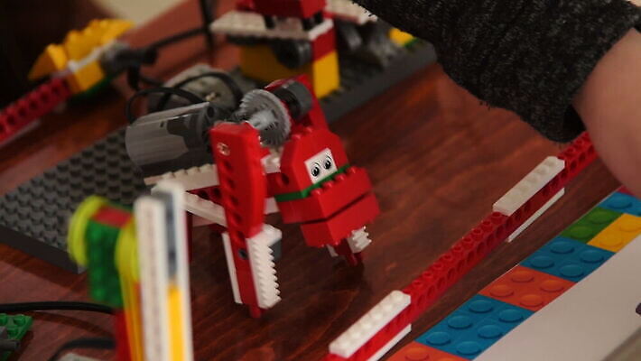 동물 학생 교육 어린이 과학 포즈 교실 학교 수업 사람없음 스터디 장난감 원숭이 업무 발표 로봇 재판 레고 공학 조립 프로젝트 MOV 해외동영상 클립영상 포유류 사람 학습 작업 법 동영상 파일형식