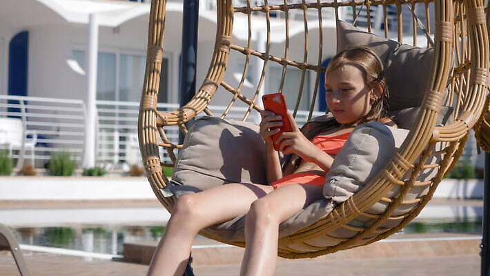 디자인 응시 여유 의자 호텔 모바일 휴가 휴식 매달리기 한명 사람 앉기 야외 10대 스마트폰 핸드폰 뷰티 정원 맑음 활발 고급 그네 휴양지 주말 해먹 등나무 안락 MOV 해외동영상 클립영상 나무 1 시선 감정 가구 컨셉 모션 청소년 숙소 날씨 전자제품 스마트기기 장소 침대 동영상 파일형식