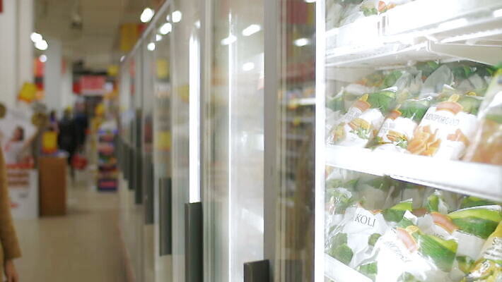 백인 잡화 여자 행복 음식 채소 부분 유리 건강 미소 사람 성인 금발 문 상점 냉동 선택 구매 상품 고객 진열장 냉장고 패키지 모음 소매 슈퍼마켓 냉동고 MOV 해외동영상 슬로모션 클립영상 서양인 헤어스타일 감정 컨셉 재질 촬영기법 표정 한글 쇼핑 가전제품 동영상 파일형식