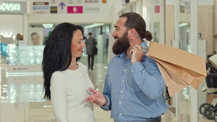 라이프스타일 커플 기념일 행복 40대 여행 결혼 통신 가족 관계 결혼식 남편 휴가 함께함 실내 사랑 두명 쇼핑백 판매 세일 상점 도시 아내 우아함 구매 쇼핑몰 주말 소매 매각 4K MOV 해외동영상 클립영상 감정 중년 컨셉 가방 사람 이벤트 내부 생활 쇼핑 동영상 파일형식