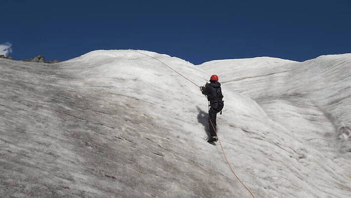 밧줄 스포츠 하늘 산 한명 경사 파란색 맑음 얼음 등산 헬멧 고정 오르막 산악가 눈내림 4K MOV 해외동영상 슬로모션 클립영상 자연요소 1 줄 컬러 날씨 눈_날씨 촬영기법 사람 트래킹 보호장비 동영상 파일형식